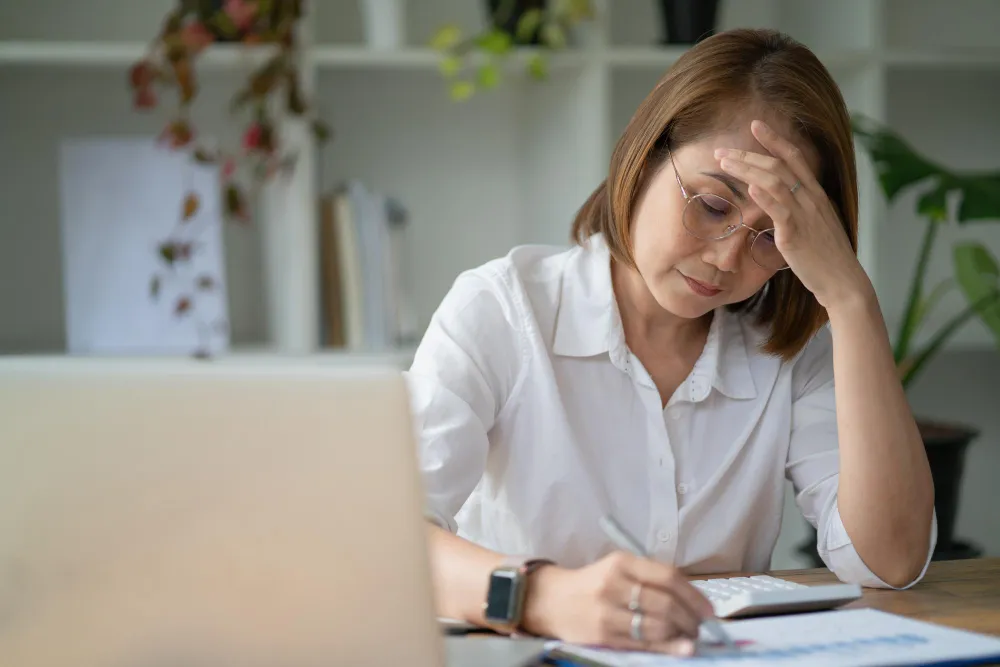 empresária revisando o faturamento anual antes do desenquadramento do MEI
