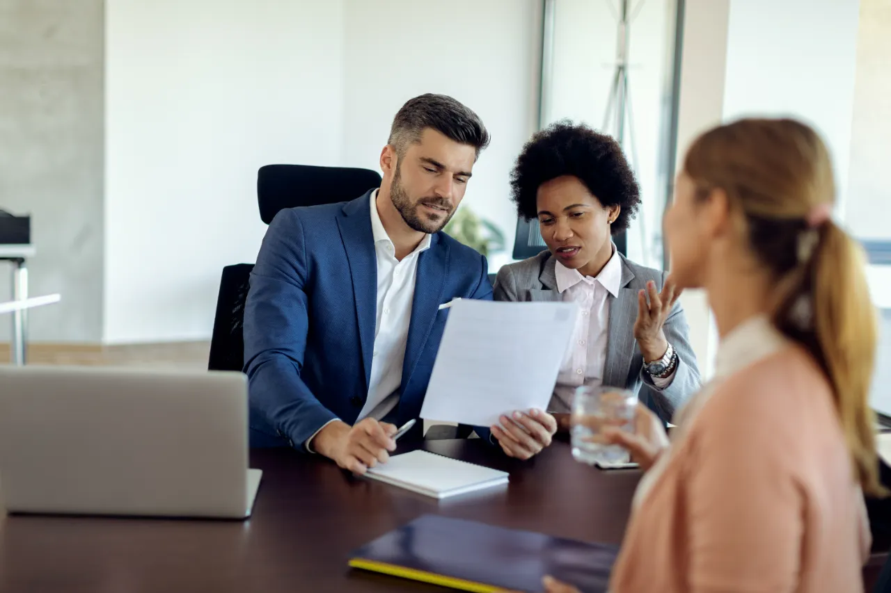 Carta de novo emprego entregue junto com o pedido de demissão, situação que abre a discussão sobre o desconto do aviso prévio